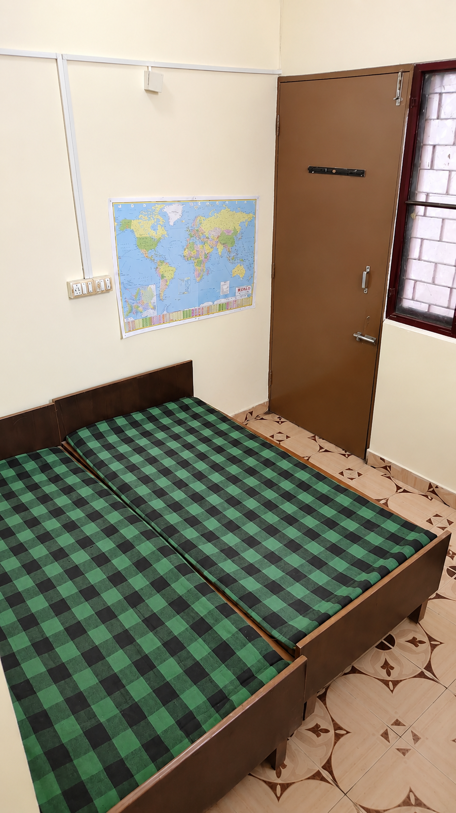 Furnished boys PG room in Aliganj Lucknow